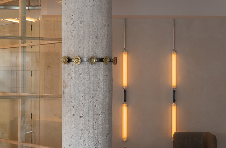 Covered by a thick layer of plaster approximately 5 cm thick and painted royal blue, the columns found upon entering the premises concealed the original concrete. Once this layer was removed, the original proportions of the columns were revealed. - Asier Rua