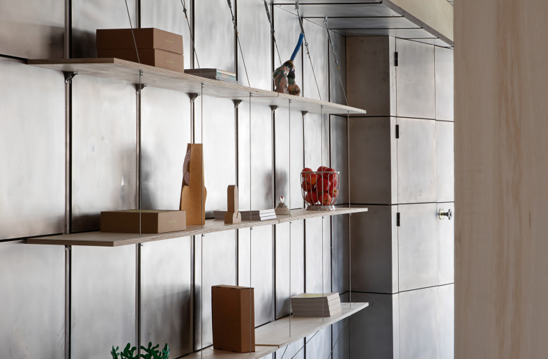 When lifting the raised floor panels, the team discovered that, in addition to their 4 cm particle board core, plastic sides, and top layer of plastic wood veneer, the back of the panels had a thin layer of 60 x 60 cm aluminium. These surfaces, after being polished, were used to clad two entire walls from floor to ceiling - Asier Rua