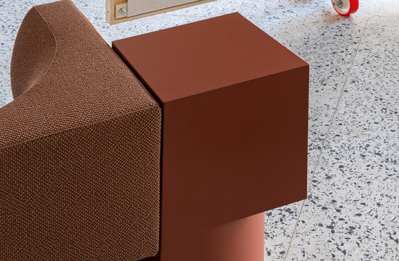 Upon removing the floor panels, it was discovered that the original design featured continuous terrazzo from wall to wall, composed of 1x1m tiles with brass joints. - Asier Rua