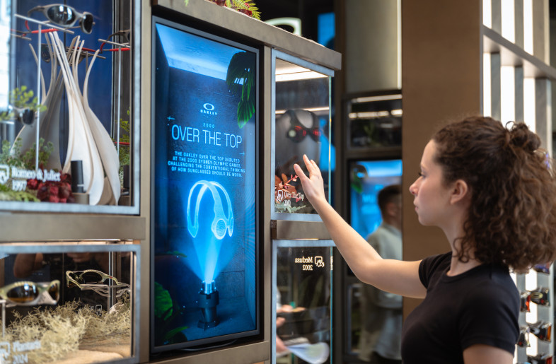 コレクション # OAKLEY ROBOTIC STOREFRONT DISPLAY コレクション # OAKLEY ROBOTIC STOREFRONT DISPLAY コレクション