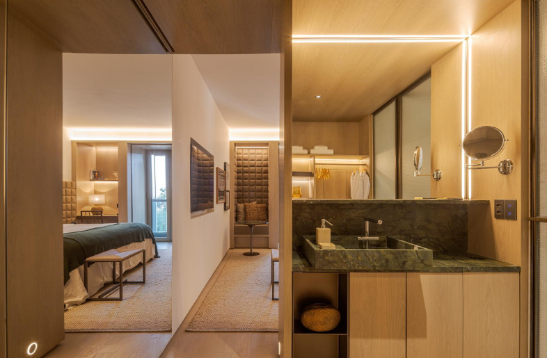Each of the 57 units offers a unique experience, featuring 3 to 4 artworks from a collection curated to reflect the city of São Paulo and its artists. The architect Arthur Casas personally selected objects from antique shops and São Paulo’s iconic Bixiga market, known for its eclectic vintage offerings. - Fernando Guerra