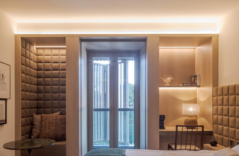 In the 32 sqm suites, the layout follows a standard repetition: bathroom and room. With a timeless aesthetic, the interiors incorporate elements such as veined marble bathrooms and capitoné upholstery. - Fernando Guerra