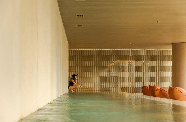 At the far end of the pool area, hollow brick screens (cobogós) offer a gradual transition to the spa and gym areas, ensuring privacy. - Fernando Guerra