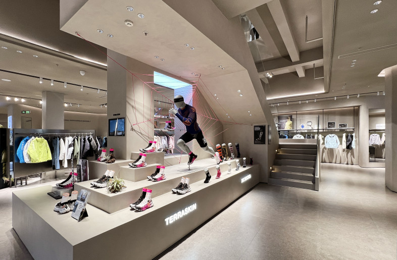 『POWER SHOP 2 NEW RETAIL DESIGN』 Frameweb | X-Bionic Flagship Store