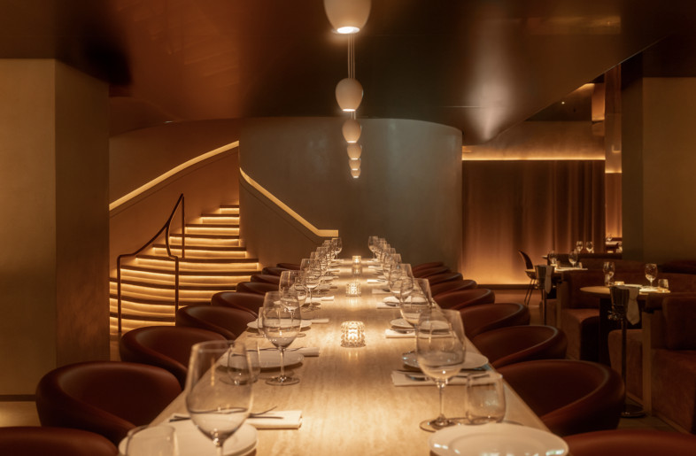 Travertine stone delineates the boundary between dining and bar-lounge - STEVIE CAMPBELL CREATIVE