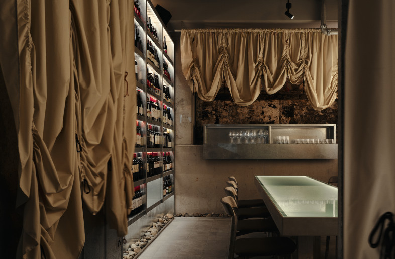 raped textile conceals and divides parts of the space as needed, while the tiered seating ensures great views all around. - David Chatfield