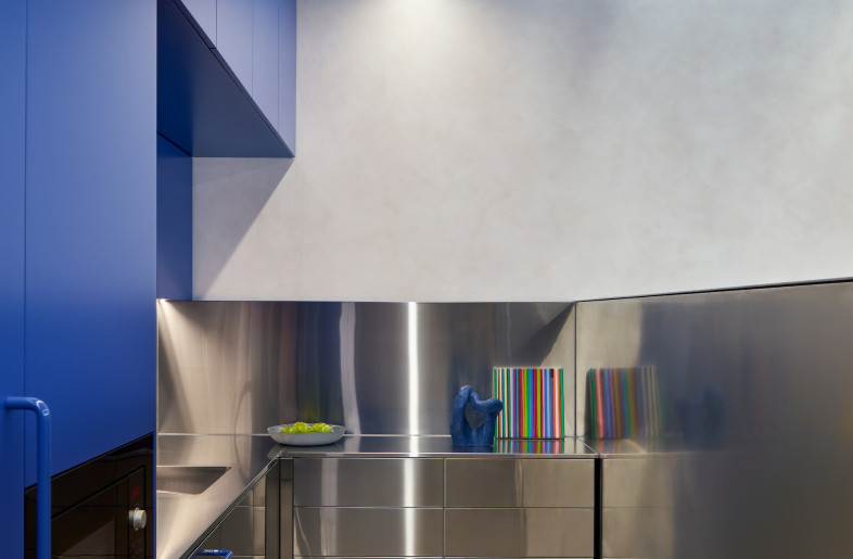 The steel ribbon conceals the office kitchen. - Luc Remond