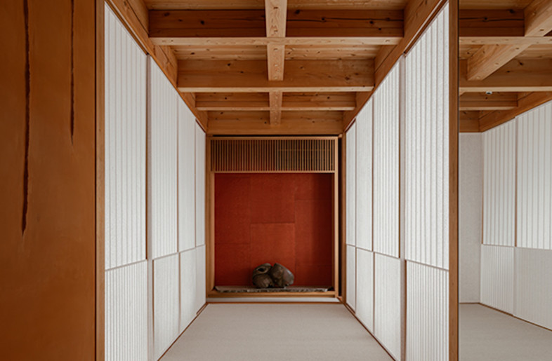 The entrance approach has a recessed display with red earth plaster. - Keishin Horikoshi