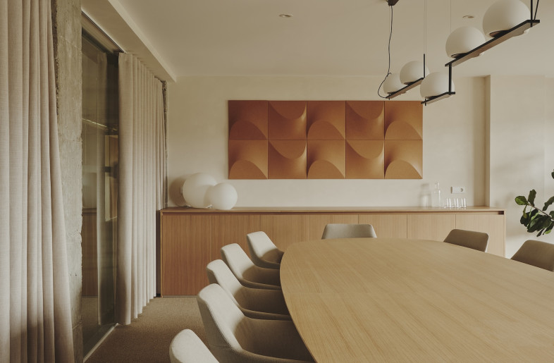 A view of the of the meeting rooms placed along the façade side of the space. - David Zarzoso