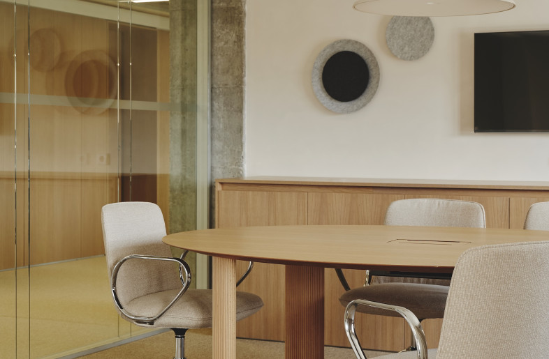 Meeting rooms are positioned along the façade for a view over the Turia Gardens. - David Zarzoso