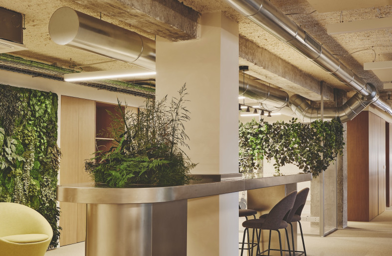 Work tables are positioned around columns. - David Zarzoso