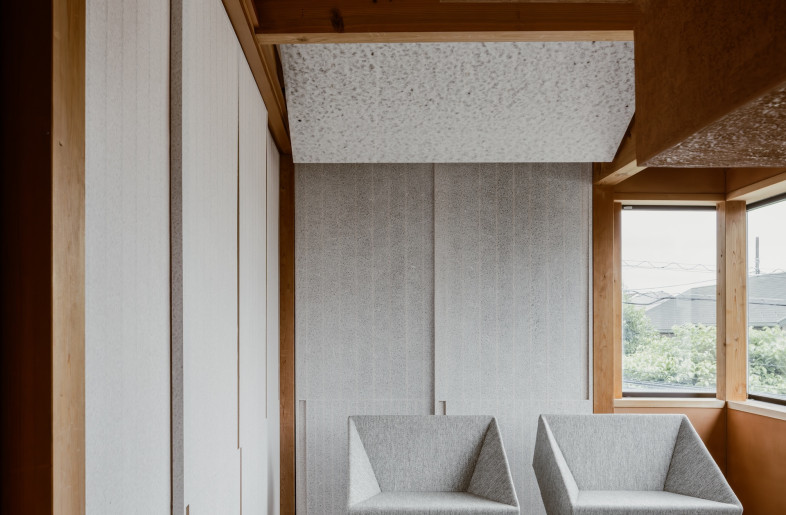The reception area can be closed off for privacy using the sliding doors. - Keishin Horikoshi