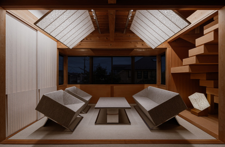 The guest reception area after dark. - Keishin Horikoshi