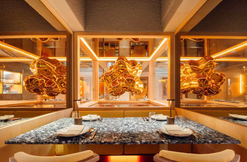 Tables are arranged around the centrally-positioned sculpture, giving all diners a view (and a photo-op). - Francisco Nogueira