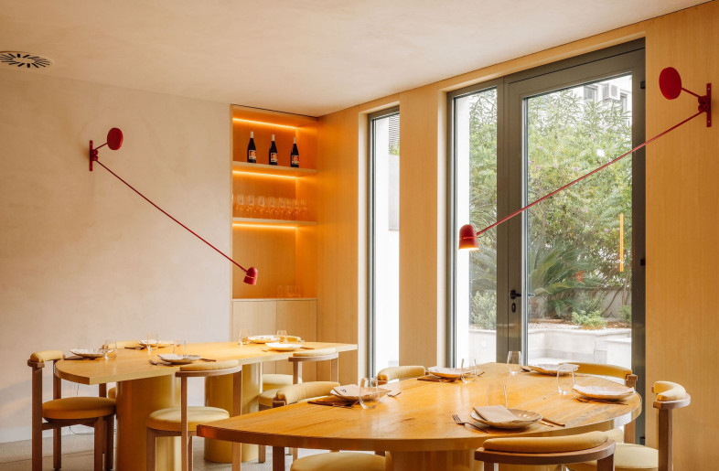 Larger parties are seated in the rear with a view of the courtyard on tables shaped like half-pizzas. - Francisco Nogueira