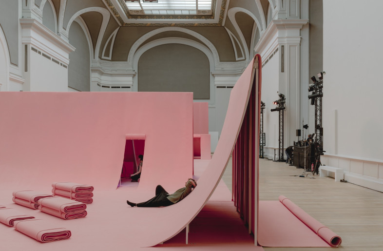 Visitors are invited to remove their shoes and lounge. - Riccardo de Vecchi