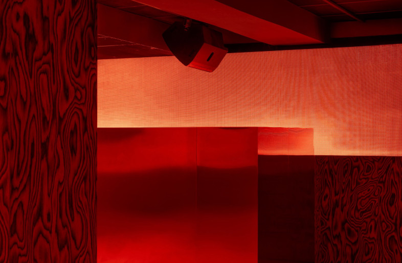 Stainless steel surfaces reflect the lighting. - Simone Marcoli