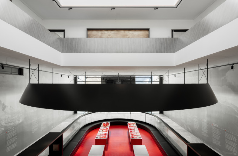 The participatory workshop, designed as a theatrical observatory, immerses visitors in the brand’s 100-year-old craft. - Marco Cappelletti