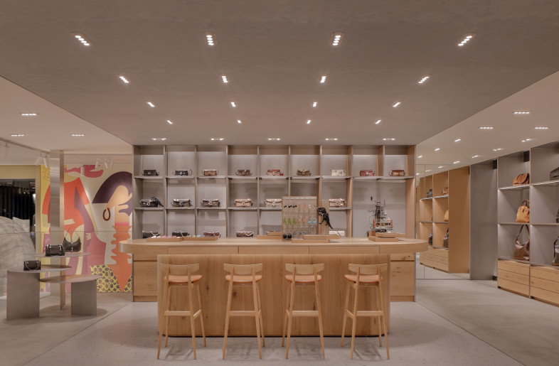 COACH　コーチ　ディスプレイ置物 Frameweb | Coach's revamped Tokyo flagship stitches its identity
