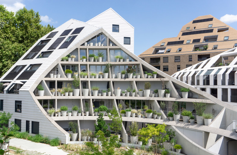Frameweb | Behind its hard-edged exterior, this Bordeaux housing