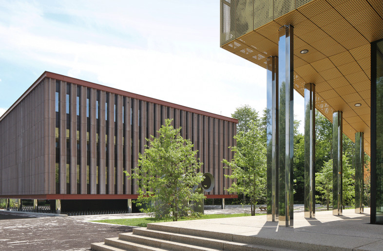Frameweb | Concave concrete columns characterize META’s Building M