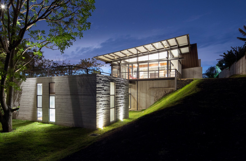 Frameweb | Carazo Arquitectura interprets a house of experimentation ...