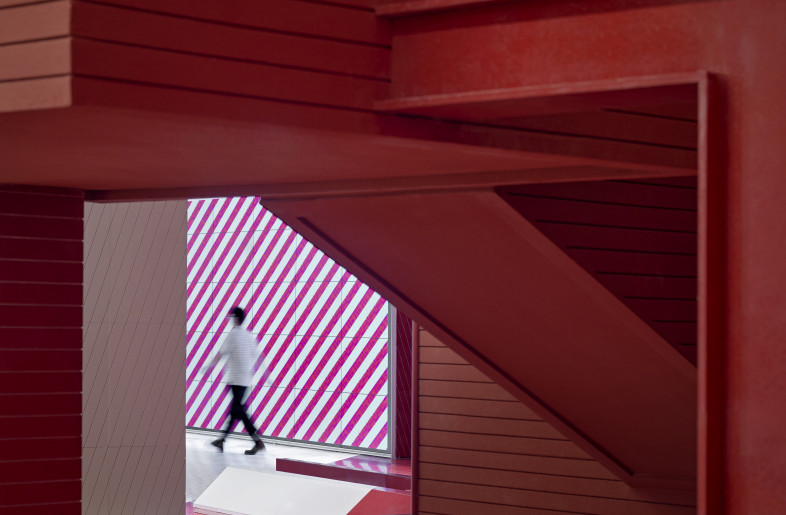 The white marble extends from the entrance to the ticket gate. When it combines with the red stones, they work together to turn the whole space into a striking scene of red. - Jonathan Leijonhufvud Architectural Photography