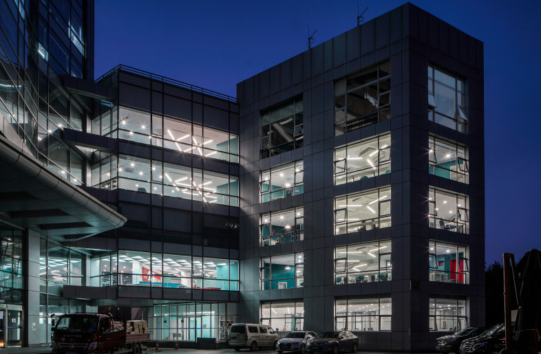 Each floor is an open office with varying additional program elements - YANG Chaoying