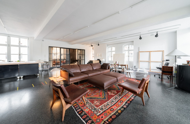 Work studio with dark sanded mastic asphalt - Stefan Wolf Lucks