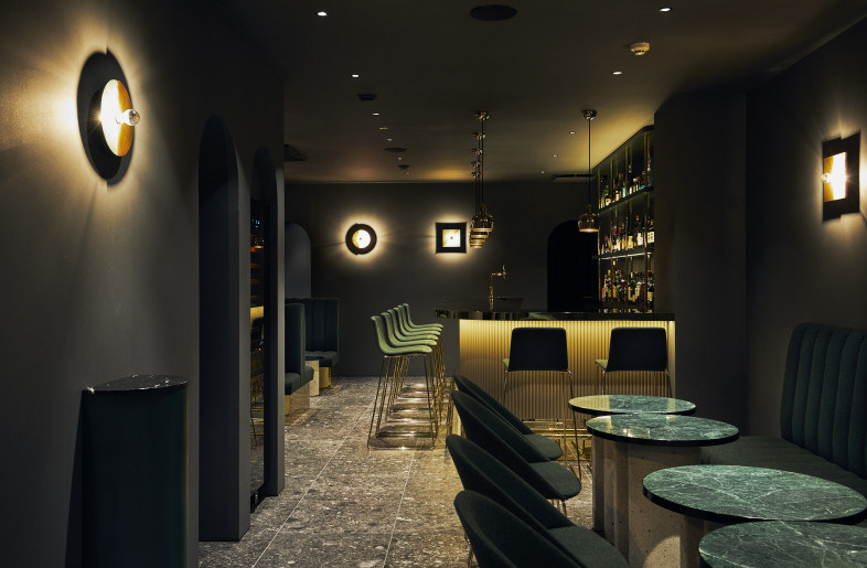 View from the entrance.By controlling the shape and arrangement of the furniture, each sightline and seating section has been gently separated. - Masanori Kaneshita