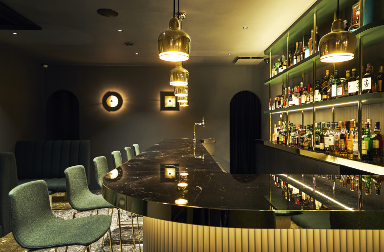 Bar counter. Ambient light and reflections create a variety of expressions in the space. - Masanori Kaneshita