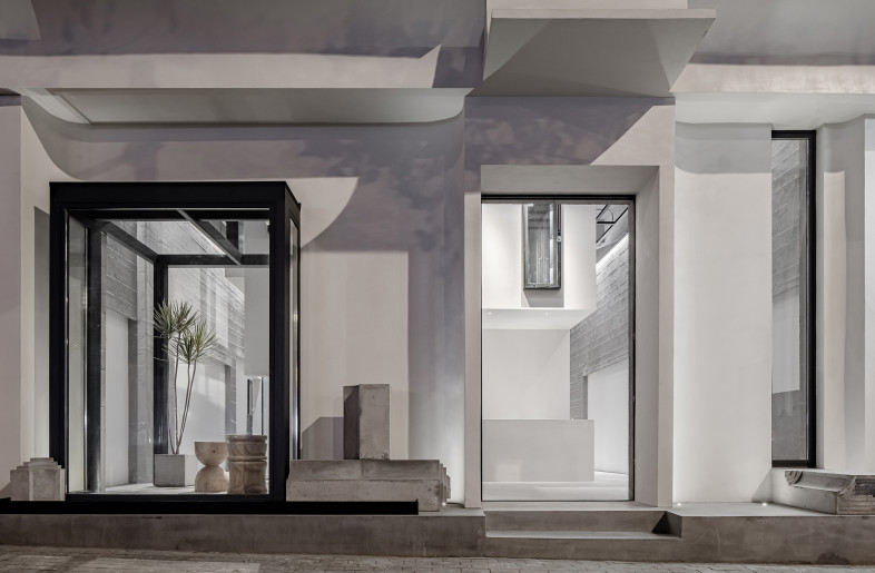 The facade of the showroom is an outward statement of the space, both to convey the brand's idiosyncrasies and to creatively reveal the internal structural forms. - 9