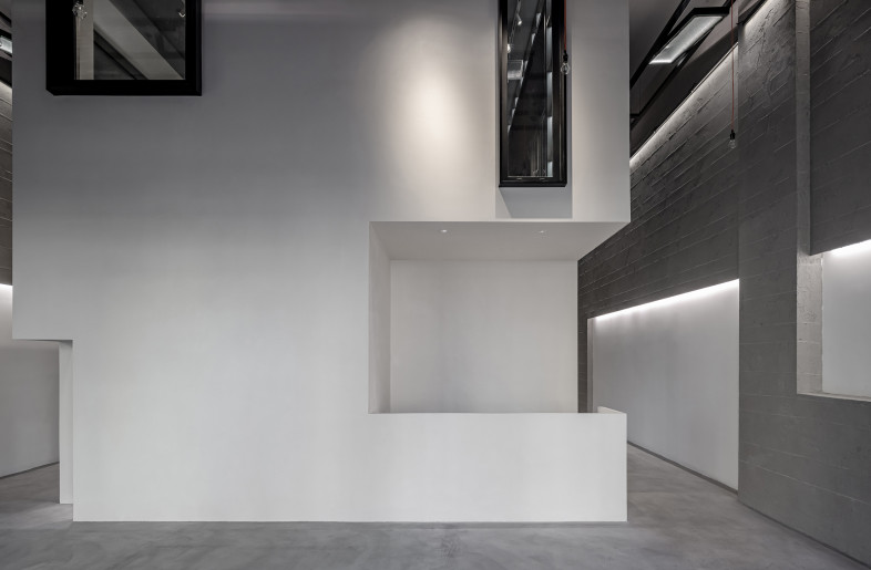 The designer combed out clear spatial logic, made full use of each plane, and made different types and uses of doors and Windows to respond to the specific atmosphere of the place. - 8