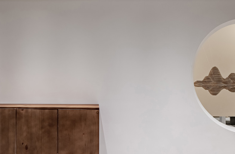 The technique of leaving white space extends inward, and the dry landscape that is difficult to see the whole picture turns out a hidden sense of existence. The essence of the Oriental design philosophy is implicit and introverted. - 8