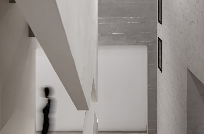 Creating long Windows on the side of the stairs, lowering the height and weakening the functionality, and inducing the visitors' desire to explore through the misplaced visual guidance. - 8