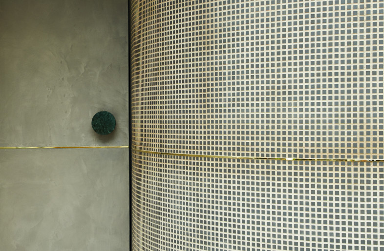 The door is affixed with a green marble doorknob, which creates a small accent while at the same time conveying the atmosphere of the bar inside. - Masanori Kaneshita