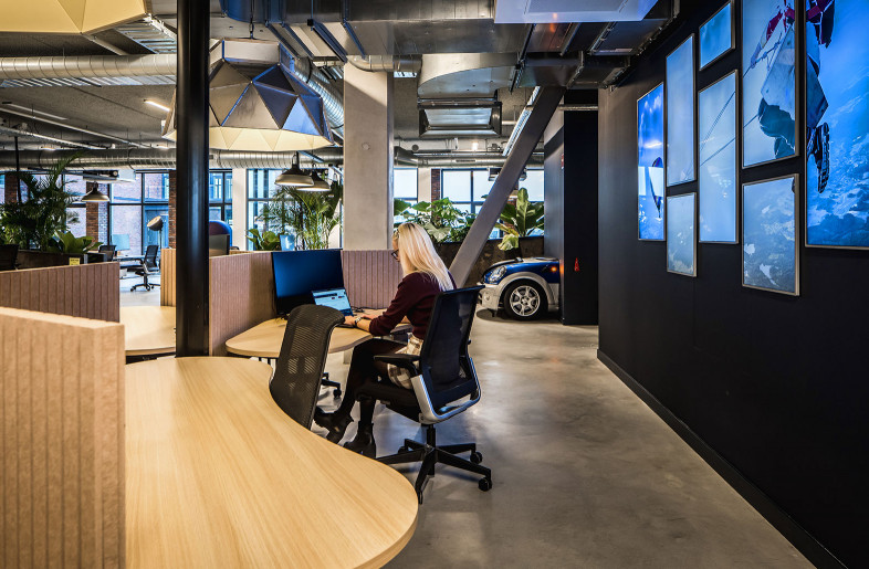 Find your workspot, in open or enclosed spaces. Wherever you touch down, the interior around you speaks the brand and provides comfort - Peter Baas Photography