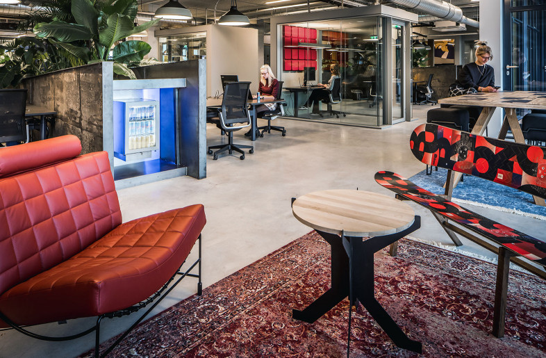 Choose your place within a fes steps. From soft seating to office desks to focus room to scrum tables - Peter Baas Photography