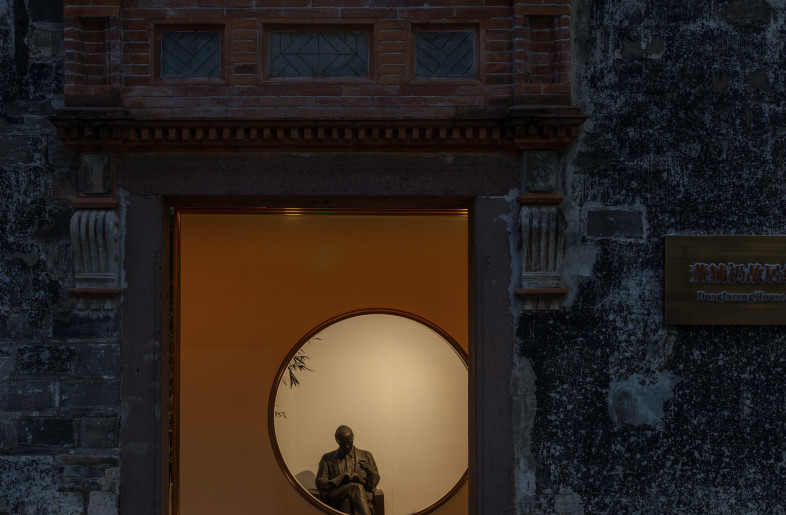 the bronze statue of Mr. Dong is clearly presented with the help of clever framing - Photography: TOPIA