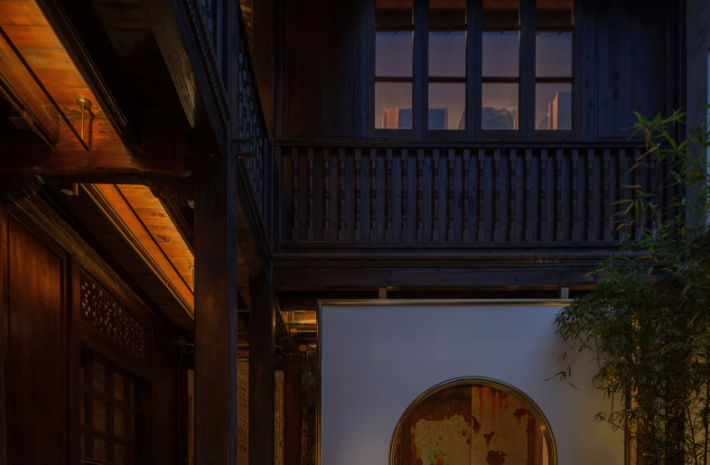 The linear light in the corridor is cleverly hidden within the round copper tube - Photography: TOPIA