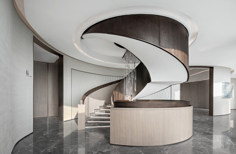 楼梯的曲线巧妙的将上下空间连接。Curved connection of spiral staircase. - 广东天元建筑设计有限公司REMAC TY