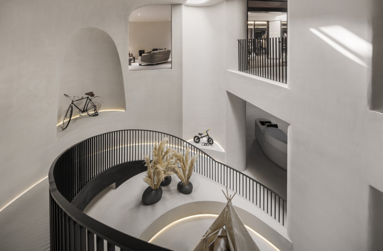 The underground space warmly presents the material texture with the visual and tactile feelings. Enjoy the changes of melodies and rhythms in the quietness.  The multi-layered lights sketch the space lines, fading in and out with the movements. - Design Apartment