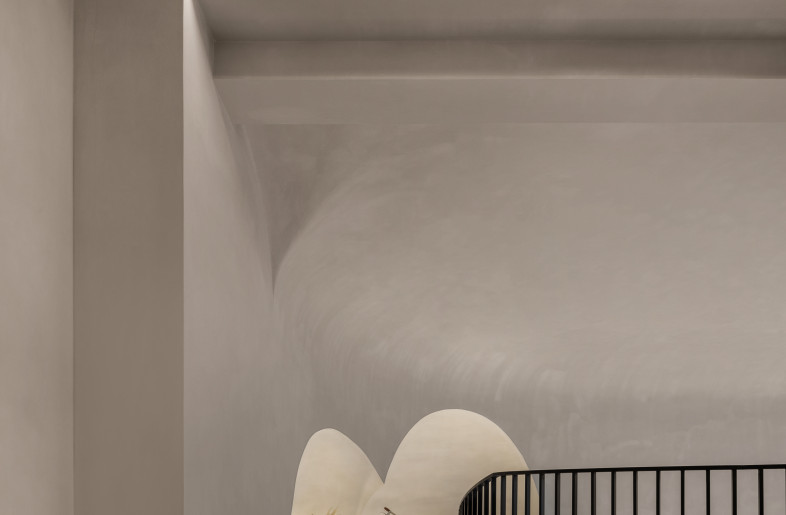 Walk down along the ramp and enjoy the feeling of being in a cave, from the square ground floor to the oval stairs underground and from the strong lines to the mild organic forms connecting the recessed style of the side wall. The retreated courtyard wall on the first underground floor creates the transition space of the balcony. - Design Apartment