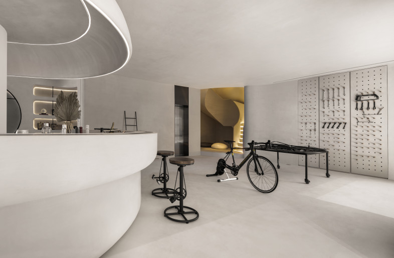 The sports bar and bicycle exhibition space on the second underground floor use the arc bar counter as the visual connection. - Design Apartment