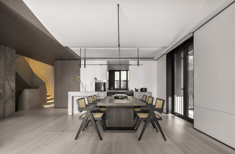 The new Chinese style and modern lines connect the ceiling style of the first floor. The modern minimalist lines are used to interpret the contour of the traditional Chinese mountain-shaped roof and reinforce the visual extension of the space. The height difference between the two bar counters becomes the interaction center of the field. - Design Apartment