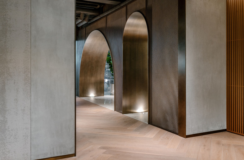 Beyond the arches, a blend of raw and fine materials marks a change of ambience and mood - Photograph by Lit Ma