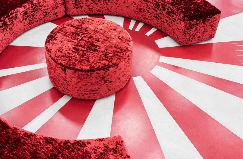 The centre of the ring: a sparkly, velvet sofa. - Philip Kottlorz