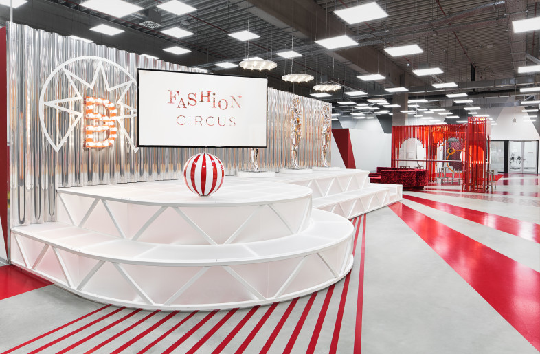 Welcome to the fashion circus - where the stage not only showcases the newest styles, but suddenly also turns into communal seating steps. - Philip Kottlorz