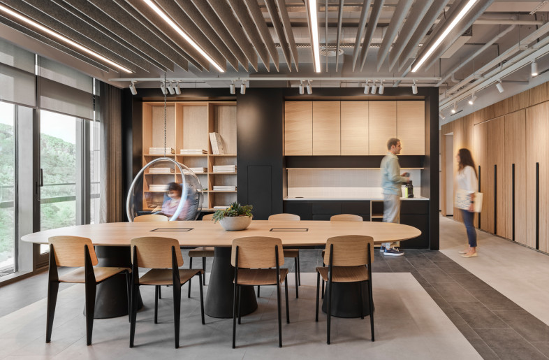 Each floor has a similar functional zoning with the social area located close to the entrance. It overlooks the green park, so Beymen employees could enjoy the view during a coffee break or informal meeting. - Photo by Ibrahim Ozbunar https://www.ibrahimozbunar.com/