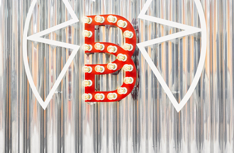 Lights up: even the Breuninger logo caught the circus fever. - Philip Kottlorz